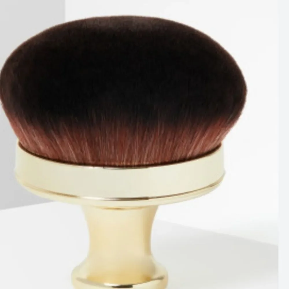 Revolution Beauty‎ Pro X Nath Highlighter Brush